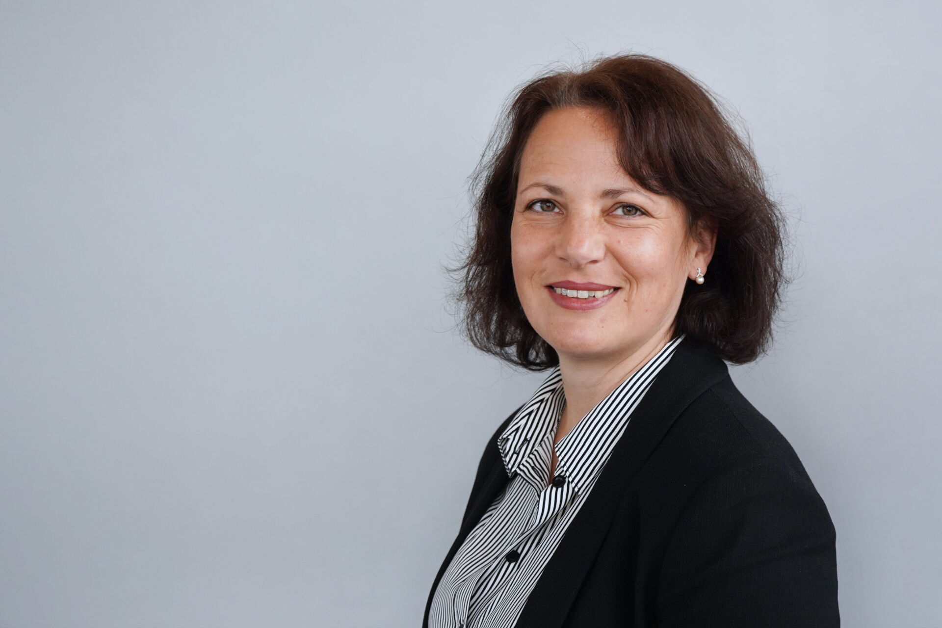 Teamfoto der Immobilien Lounge mit Mitarbeitenden im Büro