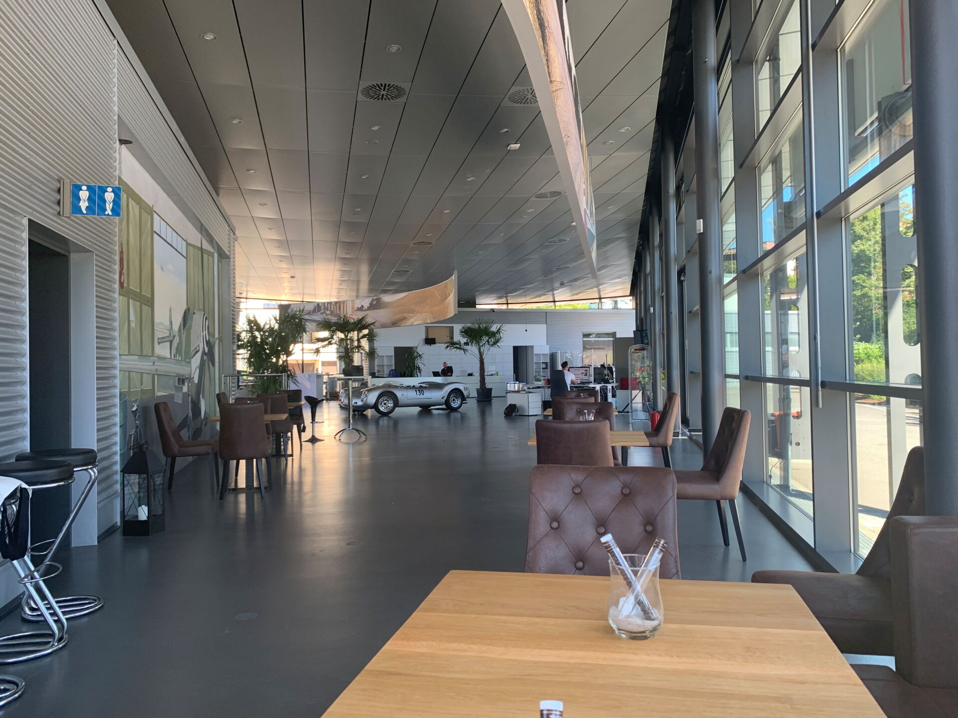 Detailansicht des Lounge-Bereichs mit modernen Möbeln