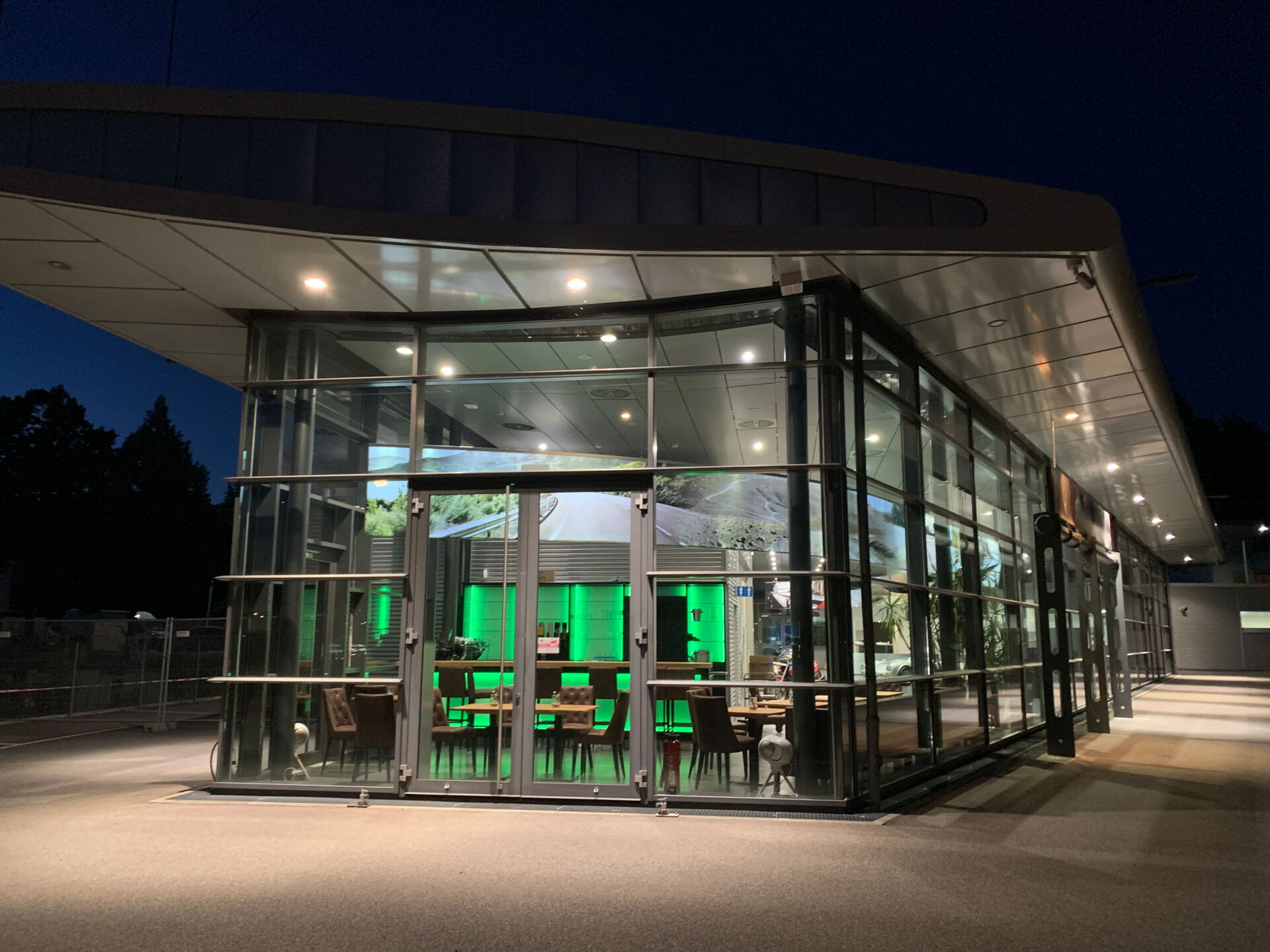 Innenansicht der Immobilien Lounge mit modernem Empfangsbereich