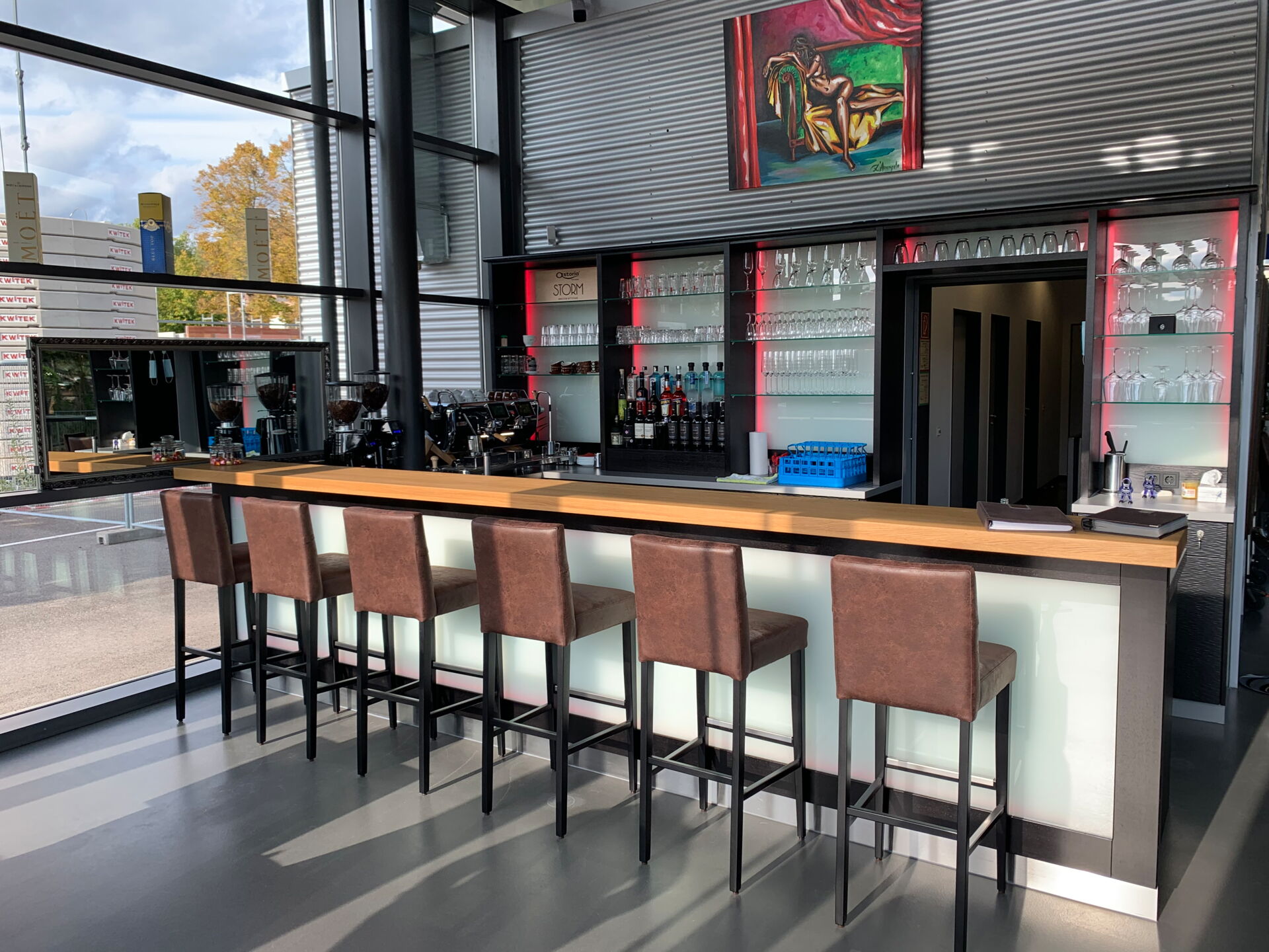 Moderne Büroeinrichtung mit großem Fensterbereich