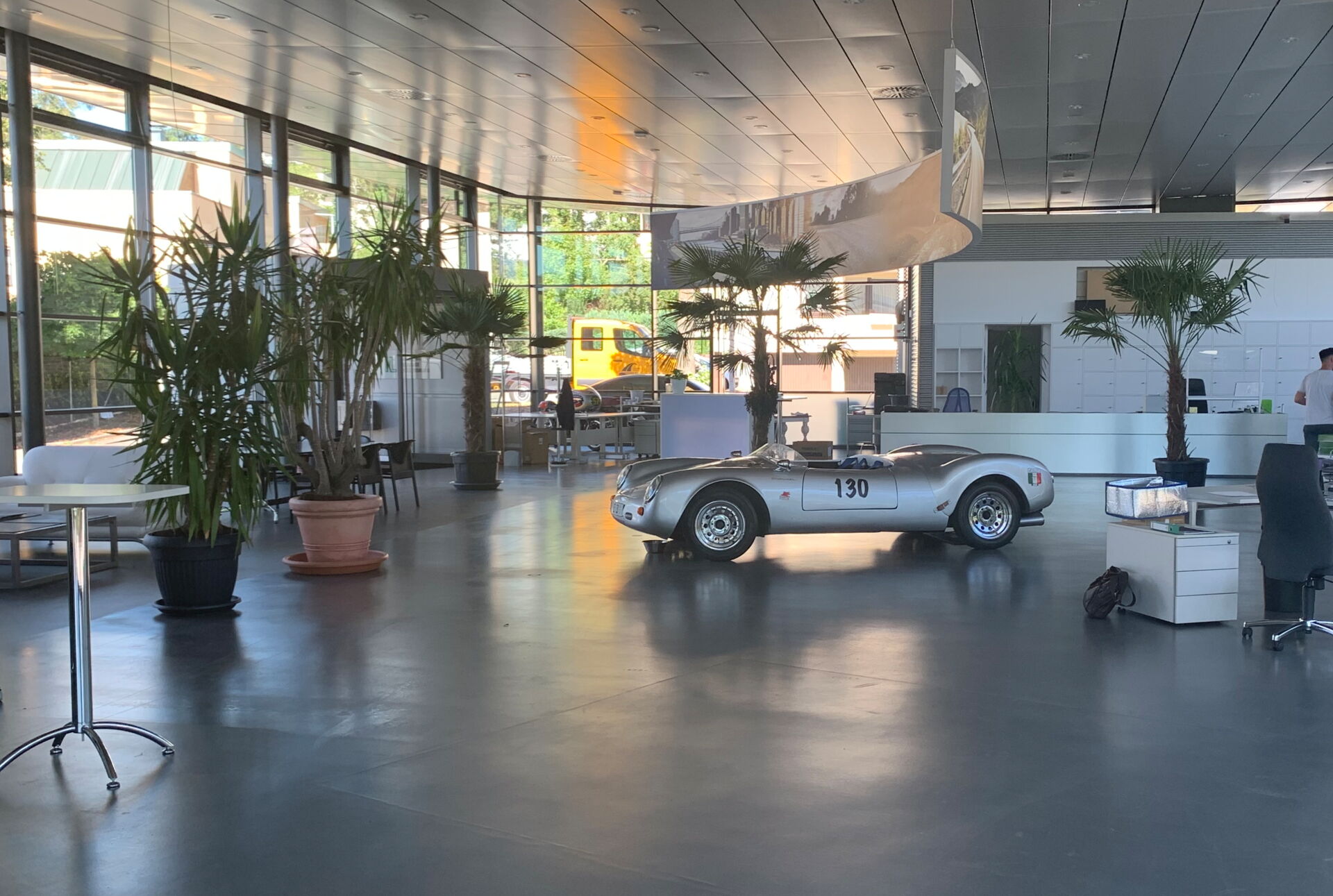 Heller Lounge-Bereich mit Sitzmöbeln in der Immobilien Lounge