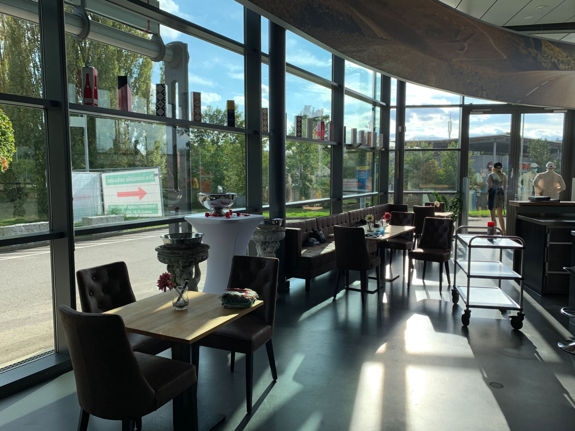 Empfangsbereich der Immobilien Lounge mit Pflanzen und Möbeln